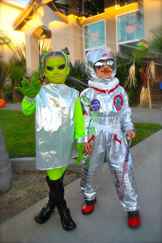 kids in alien costumes