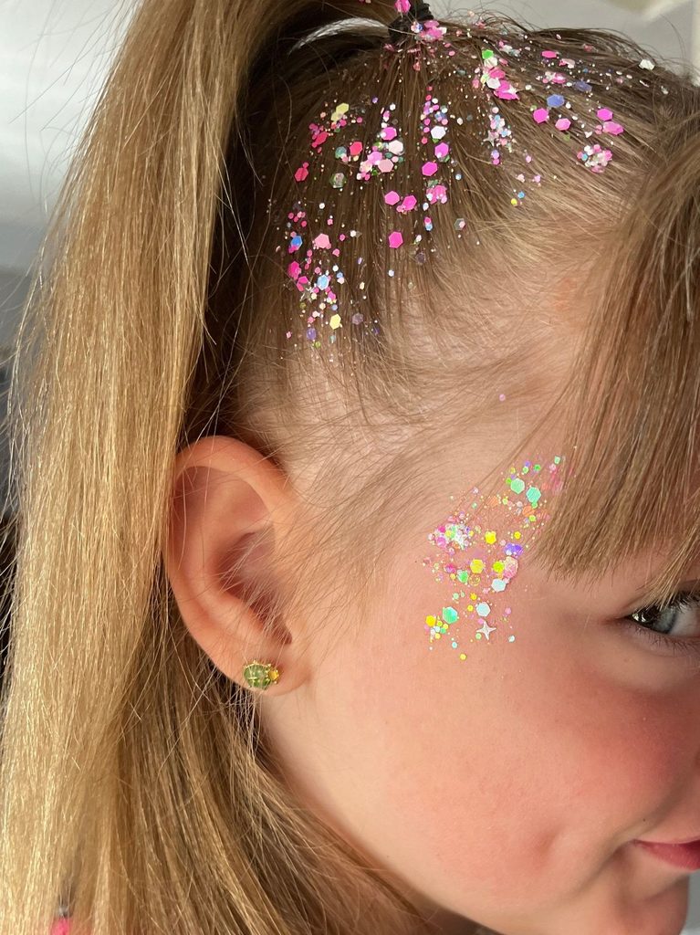 kid with glitter roots style