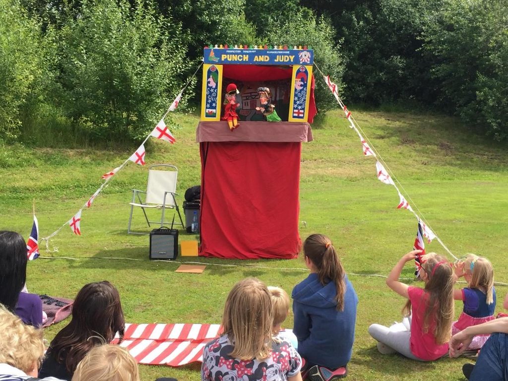 kids on puppet show