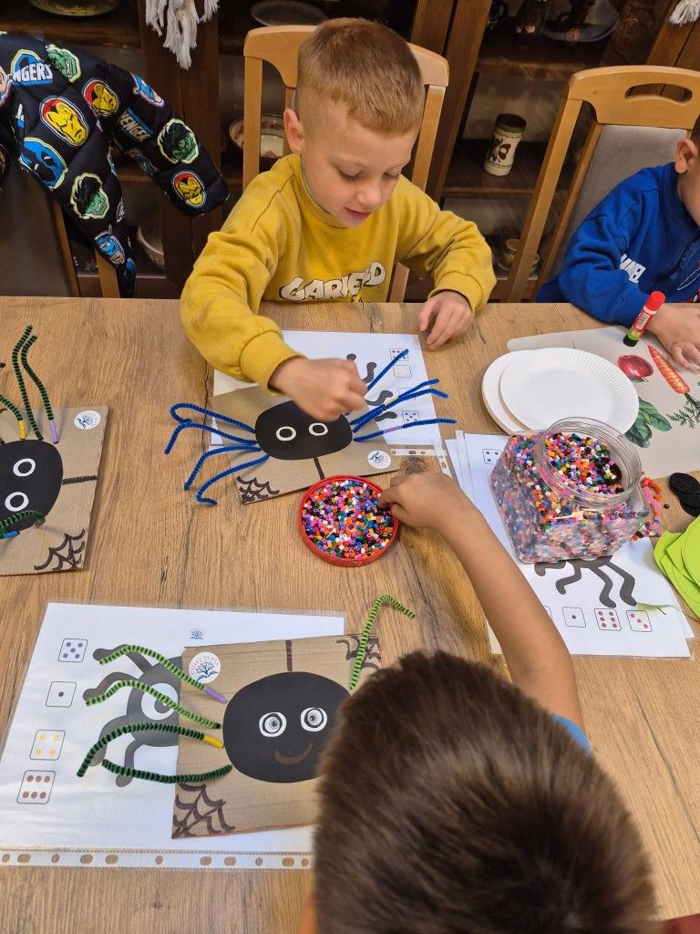 kids making cleaner spider ring as halloween crafts for kids