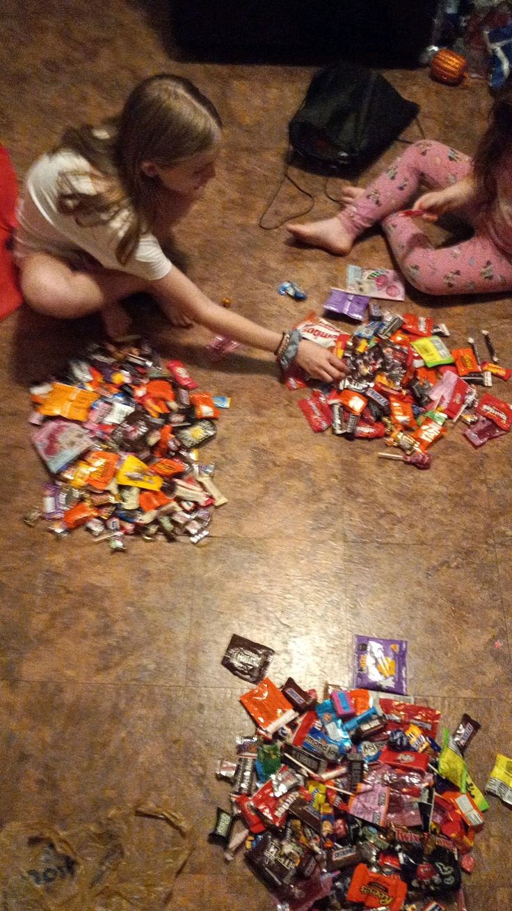 kids counting counting candy into a math game as halloween learning activities for kids