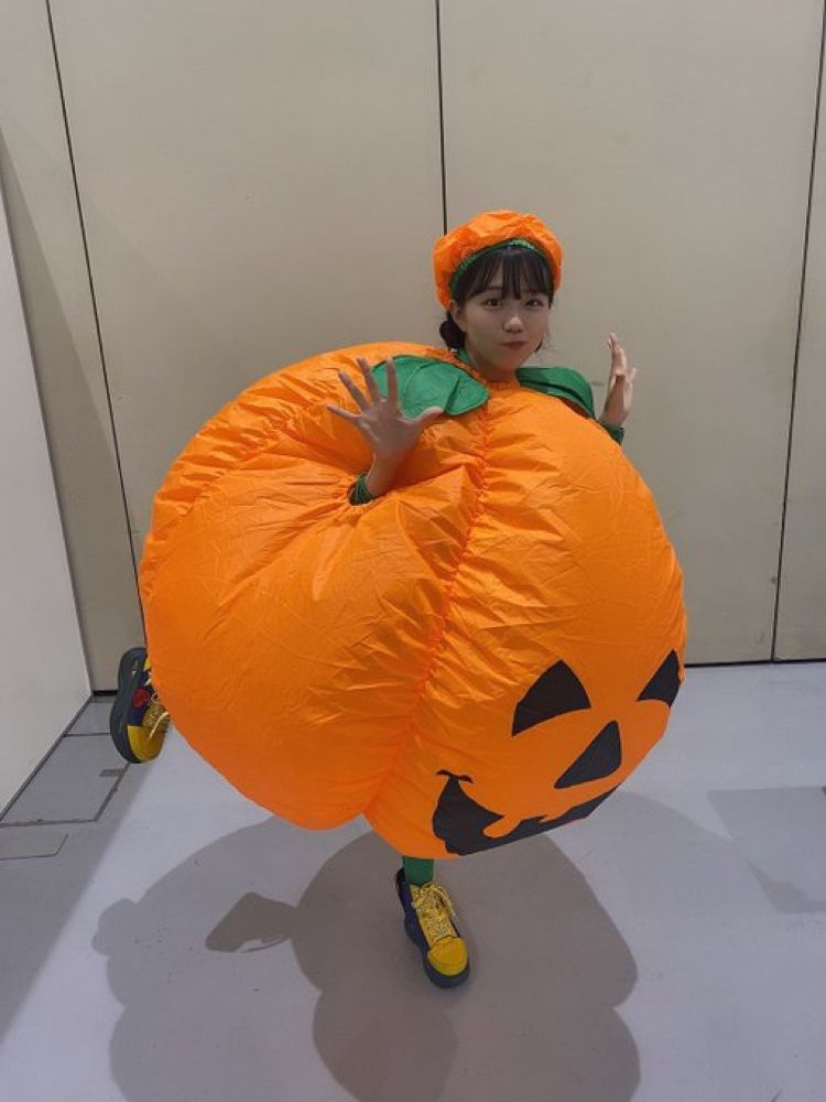 kid in oversized coztume