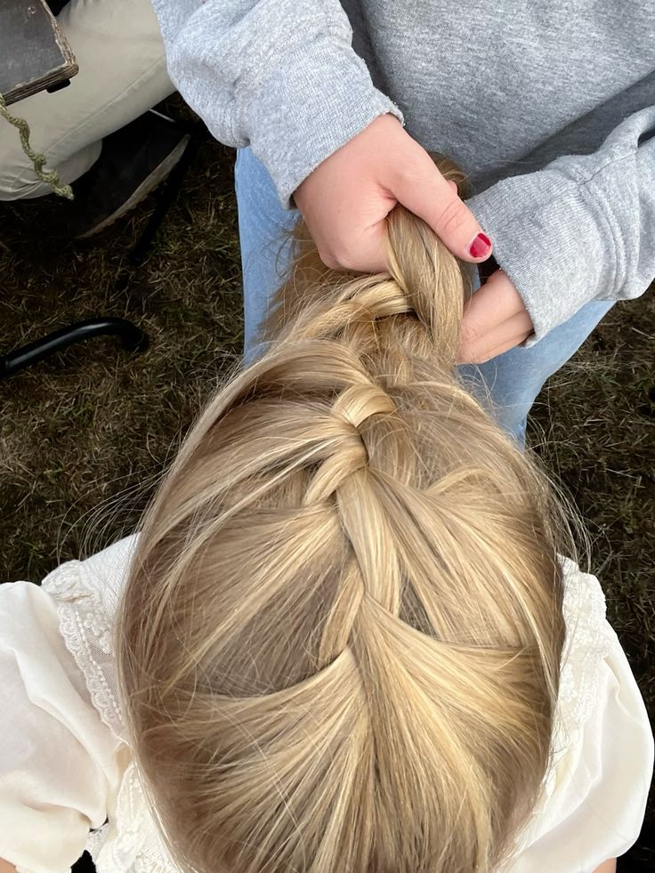 mom making kid protective hairstyle